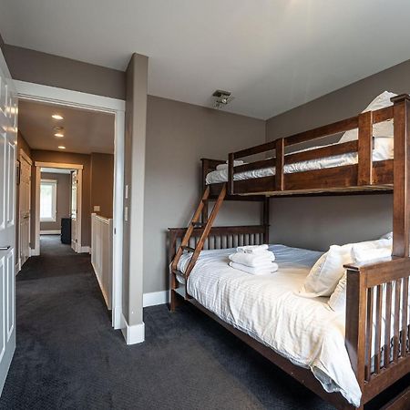 Aspen Lodge By Revelstoke Vacations מראה חיצוני תמונה
