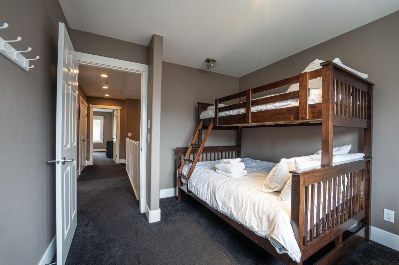 Aspen Lodge By Revelstoke Vacations מראה חיצוני תמונה