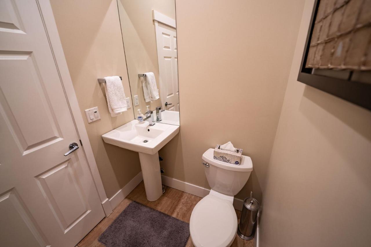 Aspen Lodge By Revelstoke Vacations מראה חיצוני תמונה