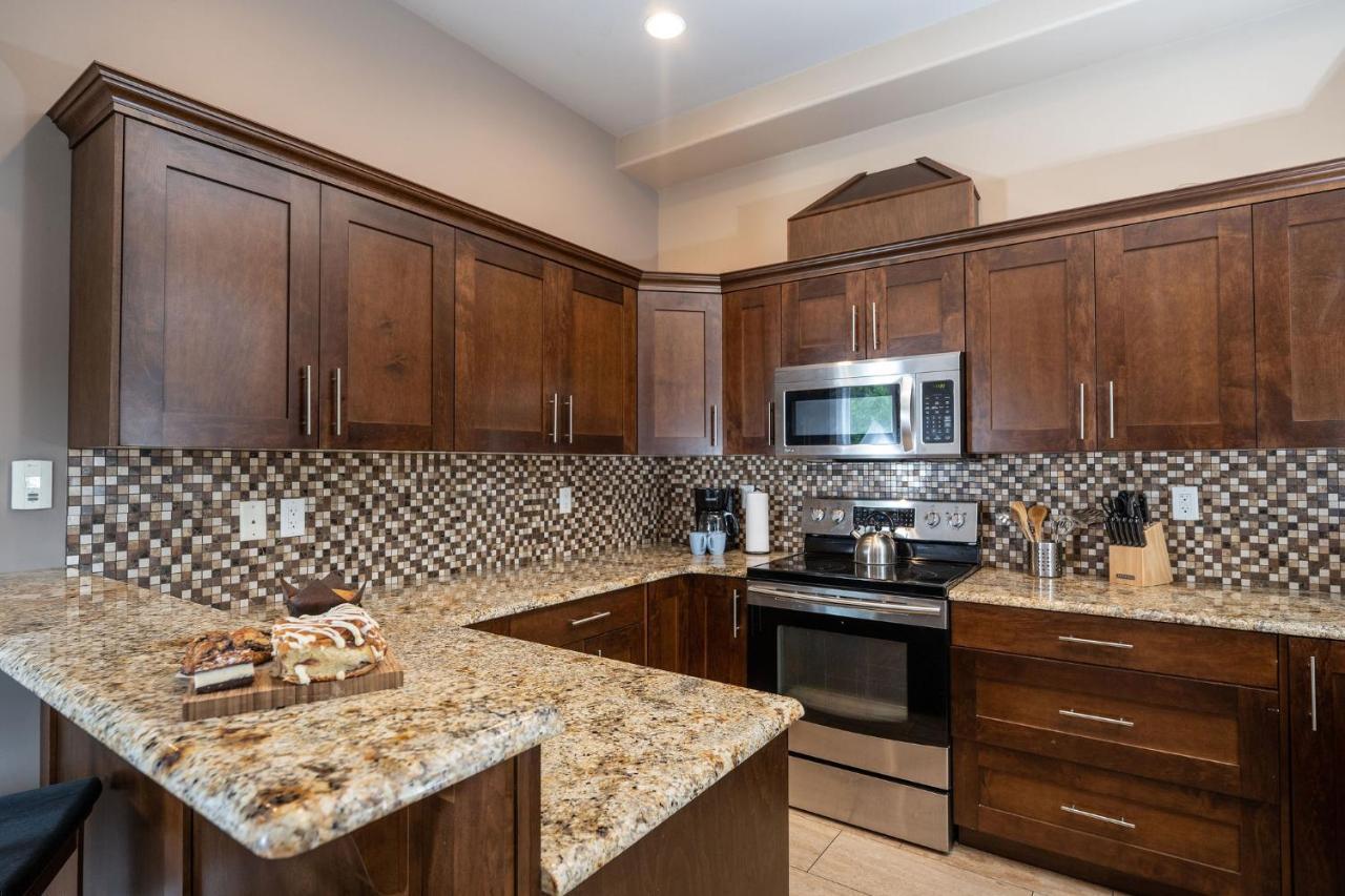 Aspen Lodge By Revelstoke Vacations מראה חיצוני תמונה