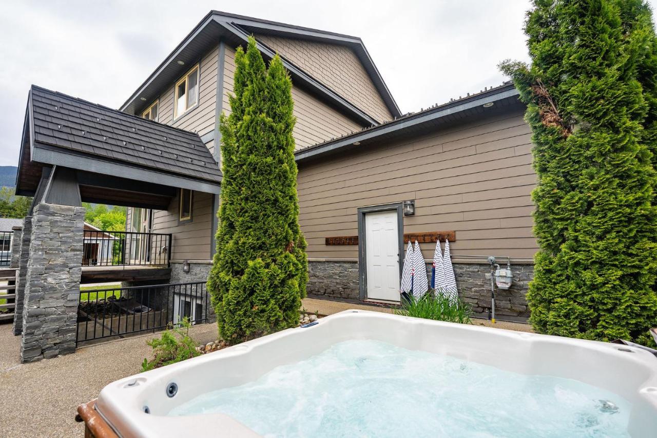 Aspen Lodge By Revelstoke Vacations מראה חיצוני תמונה